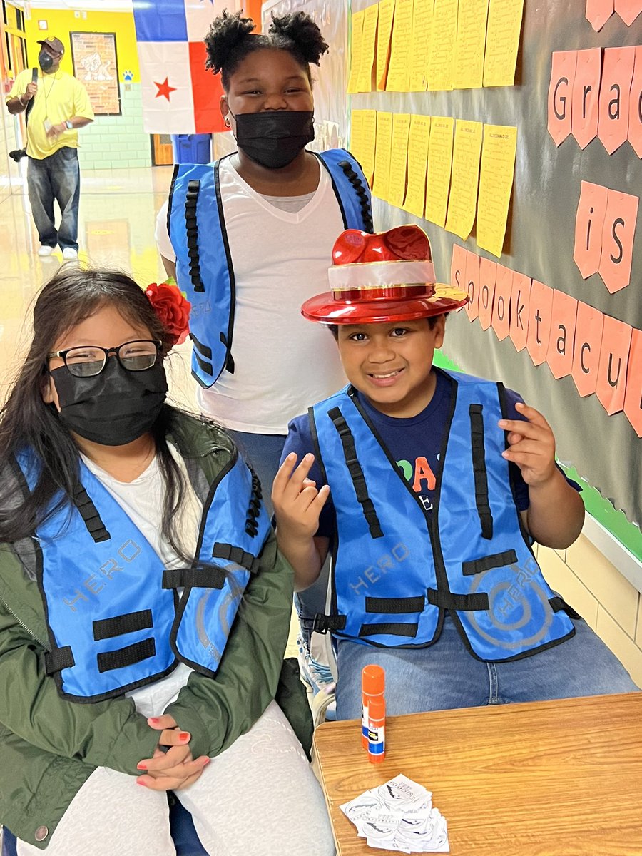 CHES_TAG's tweet photo. Student leaders presenting and facilitating during our annual Hispanic Heritage Experience @capitolheightse
#chesduallanguage #HispanicHeritageMonth #HispanicHeritageMonth2022 #theCHESway #CHESROCKS #CHESexperiences https://t.co/u37ACSt9Ef