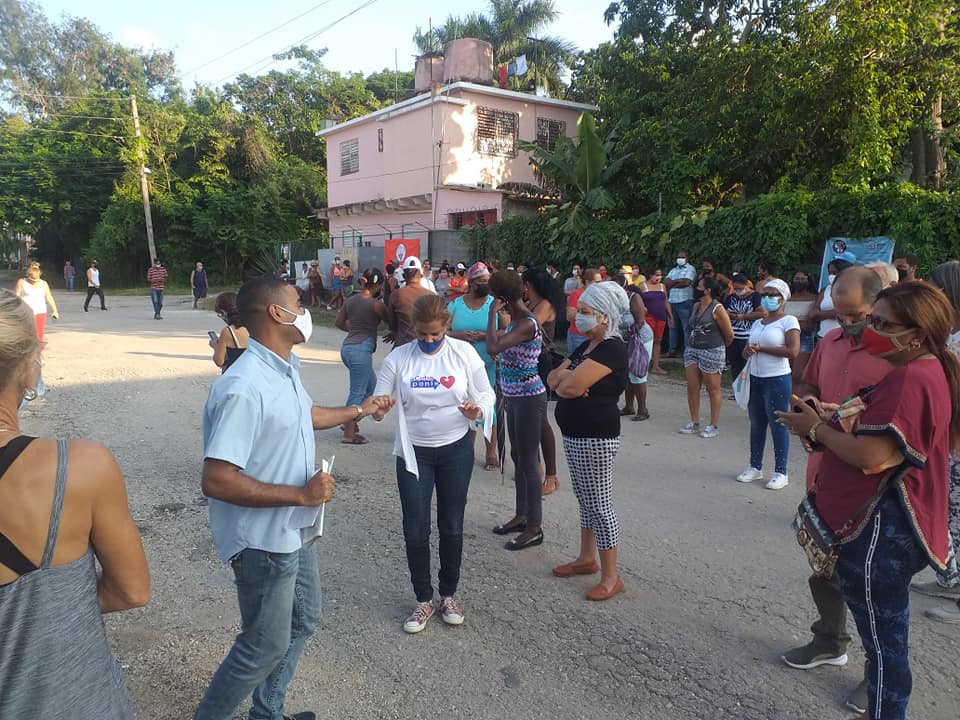 GHNordelo5's tweet photo. La Coordinadora Provincial de los #CDRCuba en La Habana, @IrinaCDRCuba 'casineando' con cederistas de Arroyo Naranjo. #Cuba #SoyCederista #SomosDelBarrio https://t.co/J8cbh5iw0U