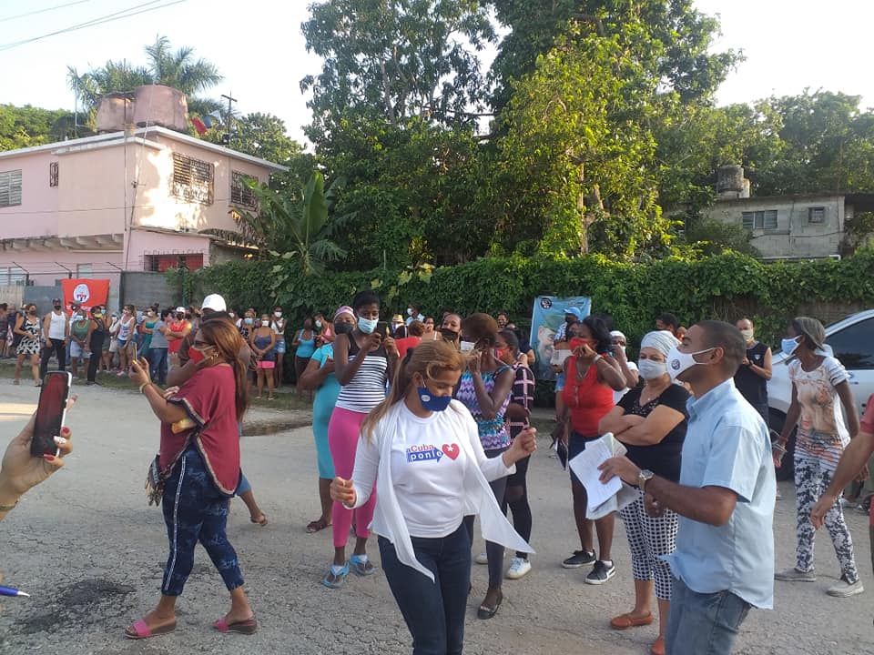 GHNordelo5's tweet photo. La Coordinadora Provincial de los #CDRCuba en La Habana, @IrinaCDRCuba 'casineando' con cederistas de Arroyo Naranjo. #Cuba #SoyCederista #SomosDelBarrio https://t.co/J8cbh5iw0U