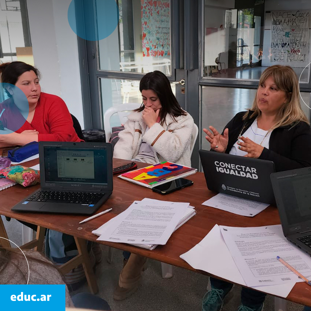 EducarseAr's tweet photo. 💻Plan Nacional de Inclusión Digital Educativa en Ameghino

En este segundo encuentro trabajamos junto a docentes de la localidad bonaerense sobre el desafío de leer, escribir y narrar en entornos diversos y las condiciones didácticas para aprendizajes relevantes en geometría. https://t.co/SetUqNxl79