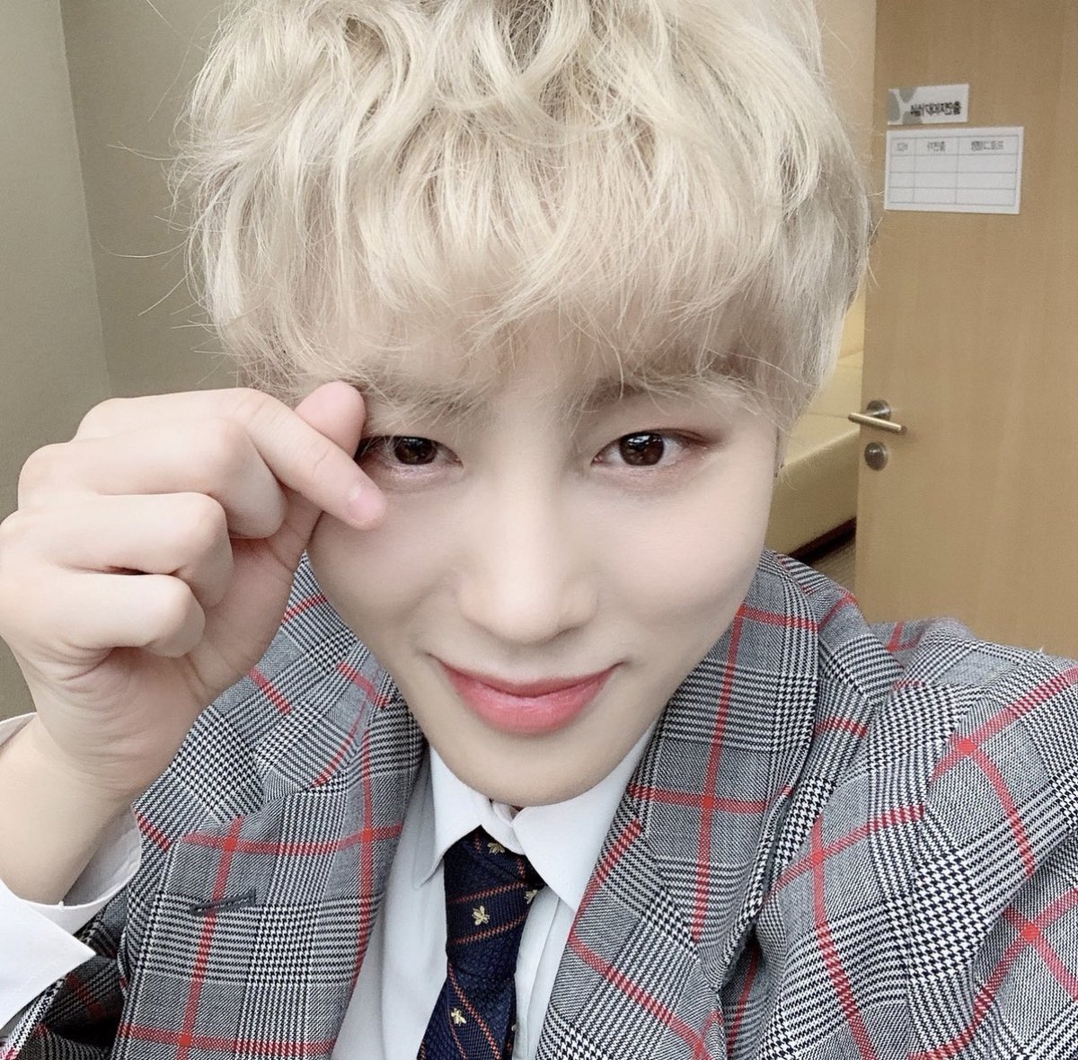 00s__cloud's tweet photo. ¿Dónde ando? Pues ando estrenando mis patas debutadas en el #𝑥·𝚊𝚔𔘓𝚌oncert porque no hay nadie que sea más fan de ⋆ @arufiIms que miguelito o sea yop! Ya estoy listo para gritarle barbaridades al #𝑙uxuryー𝚙uppy aunque eso me cueste un zape de mi noviecita. (｡- .•) https://t.co/Eww1kR0aiW