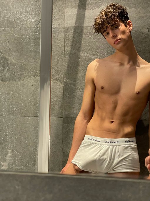 Wanna shower with me ???
.
.
https://t.co/Br39SD8PUc
.
.
#love #gay #happy #shower https://t.co/4Myr