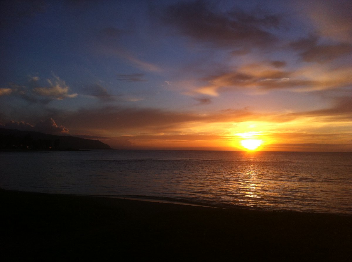 Ain't nothin' like a #NorthShore sunset to kick off your weekend right! #GoNorthShore #Oahu #Country 🌅 🏝 🤙