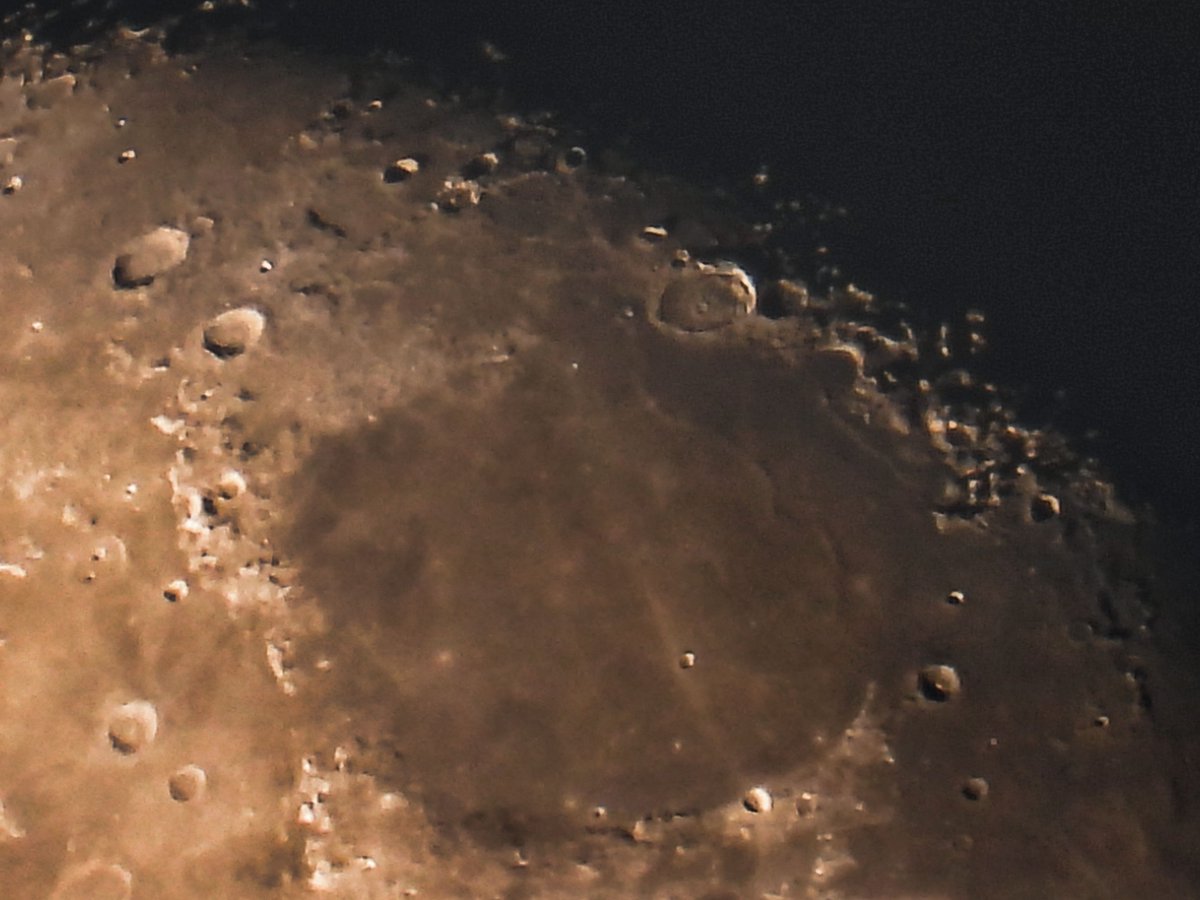 lakazel's tweet photo. #moon Schärfe war heute nicht drin: #Isidorus im SinusAsperitatis gefällt mir und darüber der dreieckige Krater, weiter oben ist die Rillenstruktur zu sehen. Unter #Posidonius im Mare Serenitatis ist am GebirgsendeMonsArgaeus der Landeplatz von Apollo 17.😴 https://t.co/hccGEcI1Ot