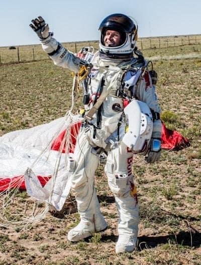 14 DE OCTUBRE

2012 En Roswell, Nuevo México, EE. UU., el aventurero alemán Félix Baumgartner se lanza desde la estratosfera, a más de 39 000 metros de altura y se convierte en la primera persona en la Historia en romper la barrera del sonido sin apoyo mecánico.