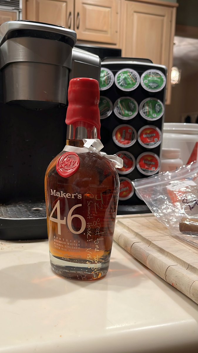 jzilg's tweet photo. @DerbyCityPhil On second thought I do have a @MakersMark #Makers46 signed by @dppotter at an Ambassadors event in 2020 #SummitHouse #NewJersey was right after sonโs engagement so may open up on a future #annuversary https://t.co/bwBraUKYHM