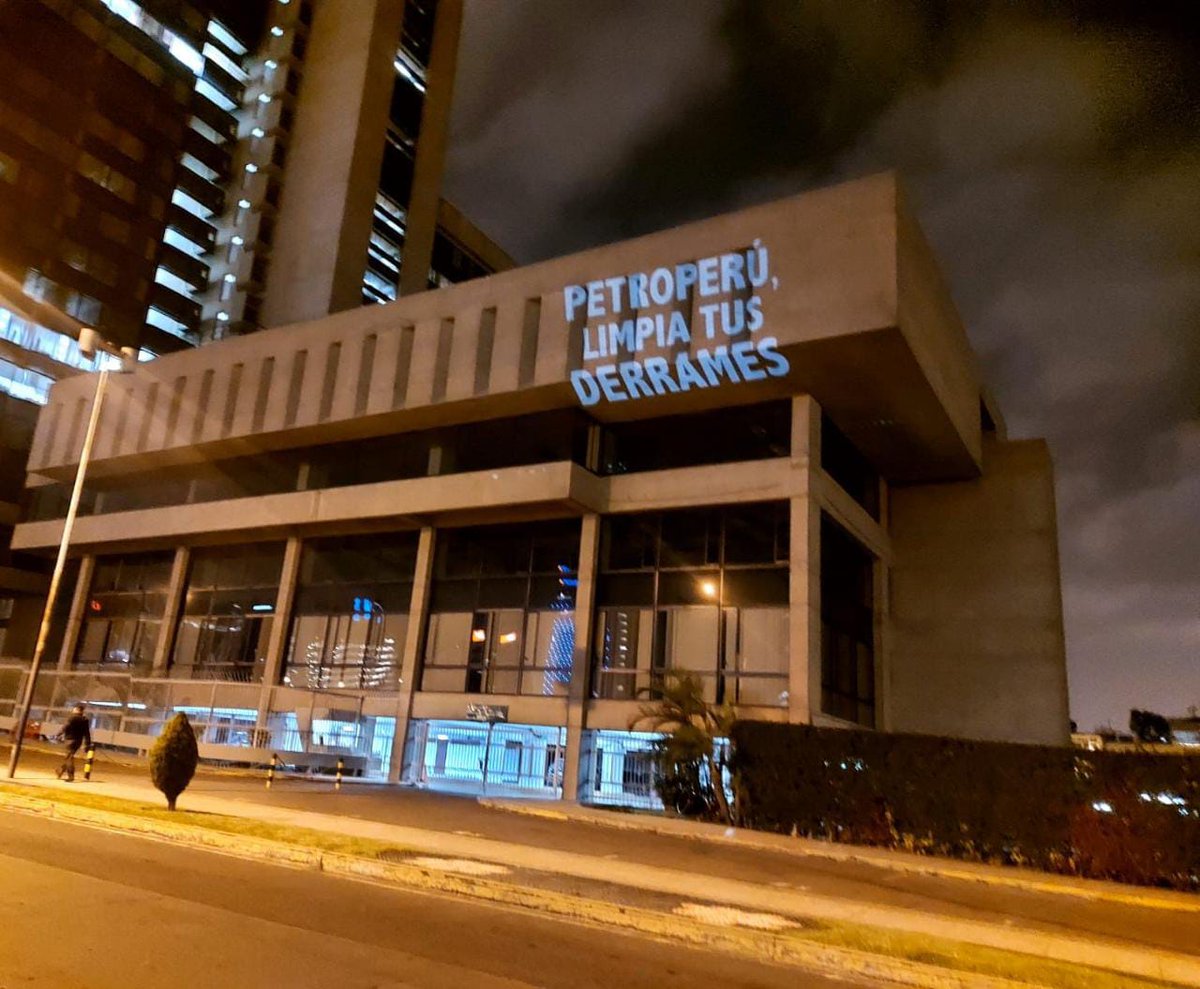 oe_plataforma's tweet photo. Salimos a las calles para exigir al gobierno que atienda a las comunidades afectadas por los últimos afectados derrames de petróleo como la nación Chapra y las comunidades de Cuninico.
La Amazonía está muriendo, ¿y ustedes qué están haciendo?
#ModoAmazonia https://t.co/oZyR6lZHij