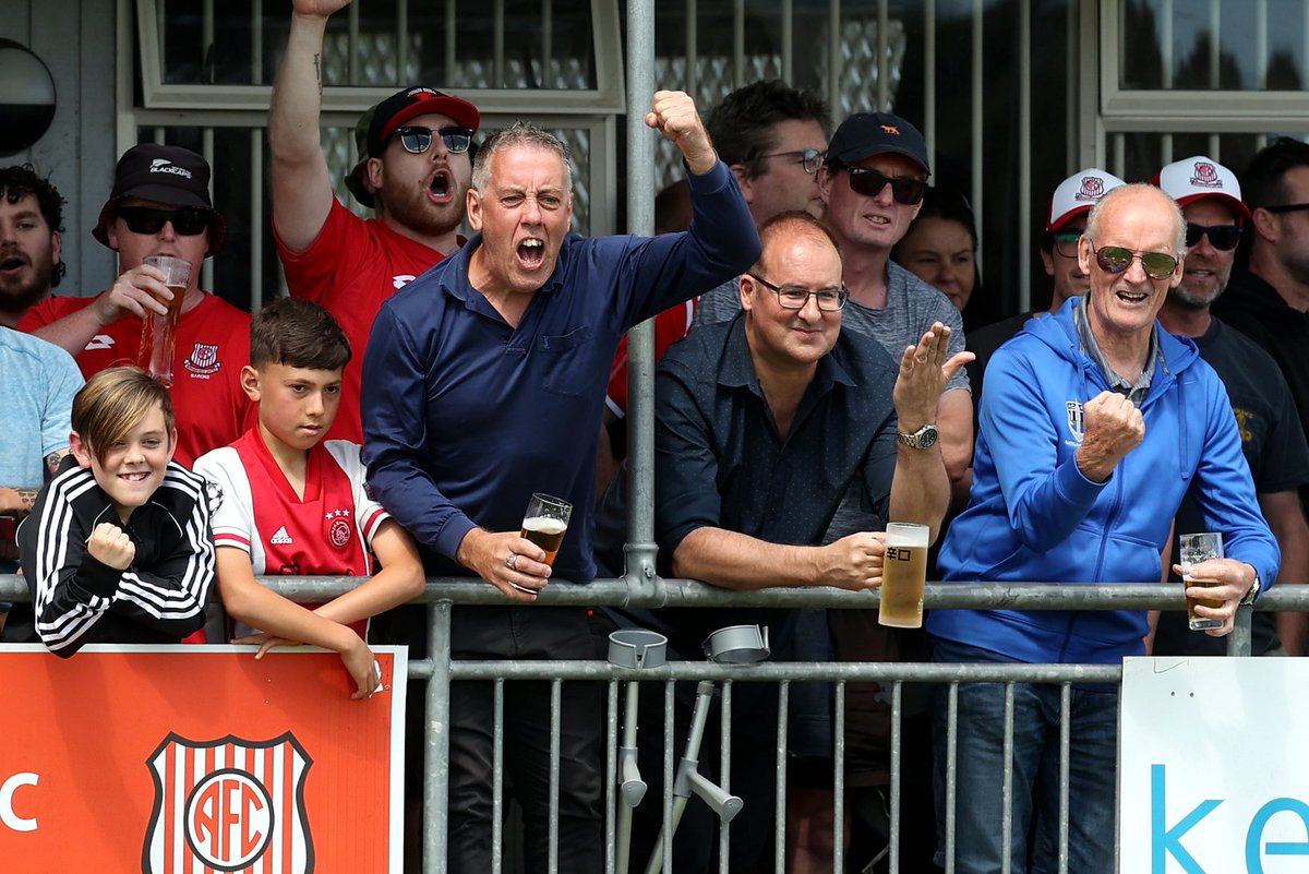 📷 <a href="/AucklandCity_FC/">🇳🇿 Auckland City FC</a> fans give the boys some encouragement as they come off for half time