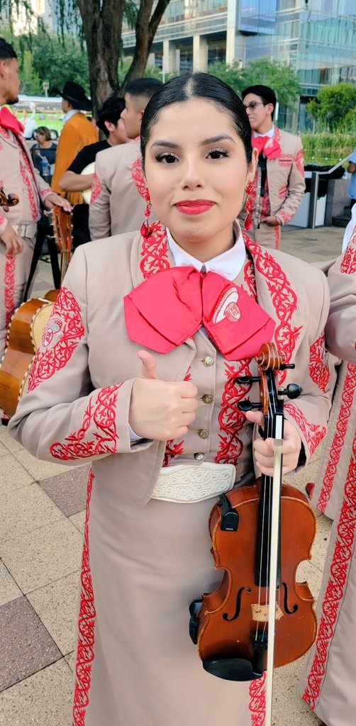MHspva's tweet photo. Happy birthday to our Pasajeros violin player Ana Jara! https://t.co/6ow6LSdkDf