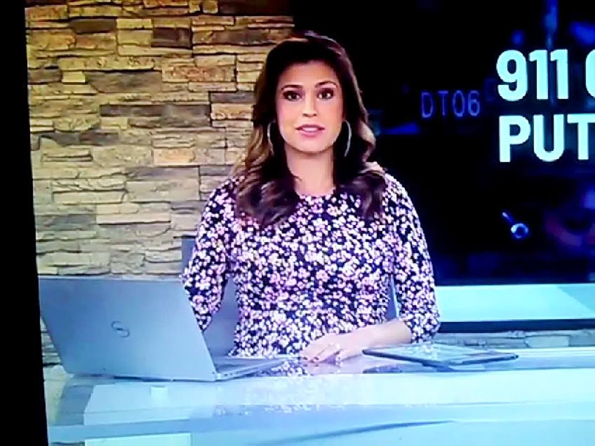 AnnaTorres033's tweet photo. Great Teresa In NY On The Anchor Desk In Red With Tricia, Britt At 6 Months Pregnant &amp; Riley Around The Country With Cool Color Dresses On The Anchor Desk! Very Nice For Them This Week! All Very Hot! @Fox5Teresa 🔴 @TriciaKean 🔵 @BrittMorenoTV 🟣 @RileyWJCL 🔴 https://t.co/g7caegNkHx