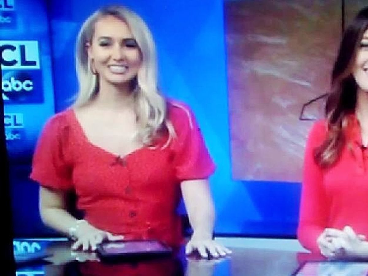 AnnaTorres033's tweet photo. Great Teresa In NY On The Anchor Desk In Red With Tricia, Britt At 6 Months Pregnant &amp; Riley Around The Country With Cool Color Dresses On The Anchor Desk! Very Nice For Them This Week! All Very Hot! @Fox5Teresa 🔴 @TriciaKean 🔵 @BrittMorenoTV 🟣 @RileyWJCL 🔴 https://t.co/g7caegNkHx