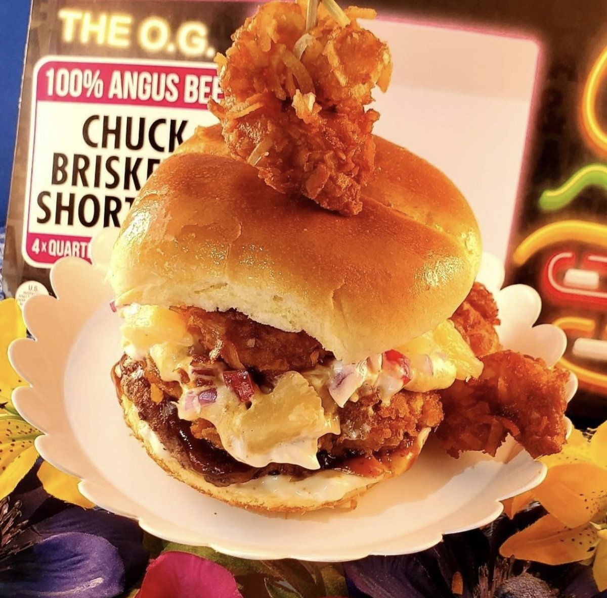 eatmeatdistrict's tweet photo. We're here for the aesthetic 🙌

📸 Brenda Maxwell Watts
🍔 Bajan Bay-Side Burger

#BestBurgerChallenge Honorable Mention.

#eatmeatdistrict #angusbeef #burger #burgerstack #recipe https://t.co/fUBL5cjwIt