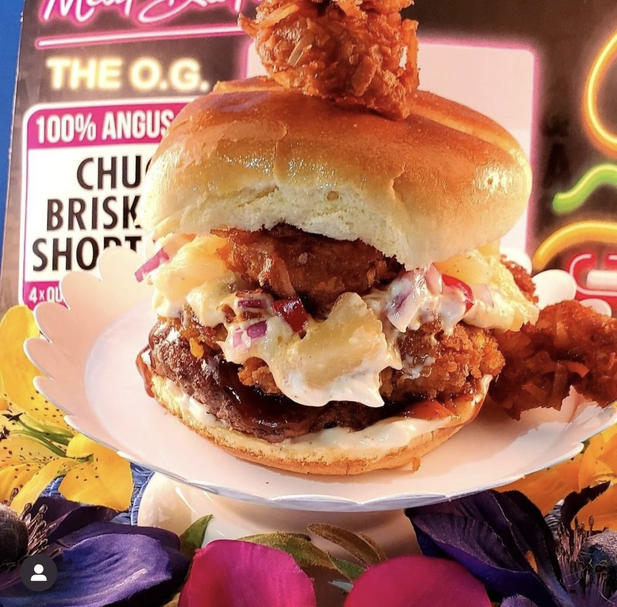 eatmeatdistrict's tweet photo. We're here for the aesthetic 🙌

📸 Brenda Maxwell Watts
🍔 Bajan Bay-Side Burger

#BestBurgerChallenge Honorable Mention.

#eatmeatdistrict #angusbeef #burger #burgerstack #recipe https://t.co/fUBL5cjwIt