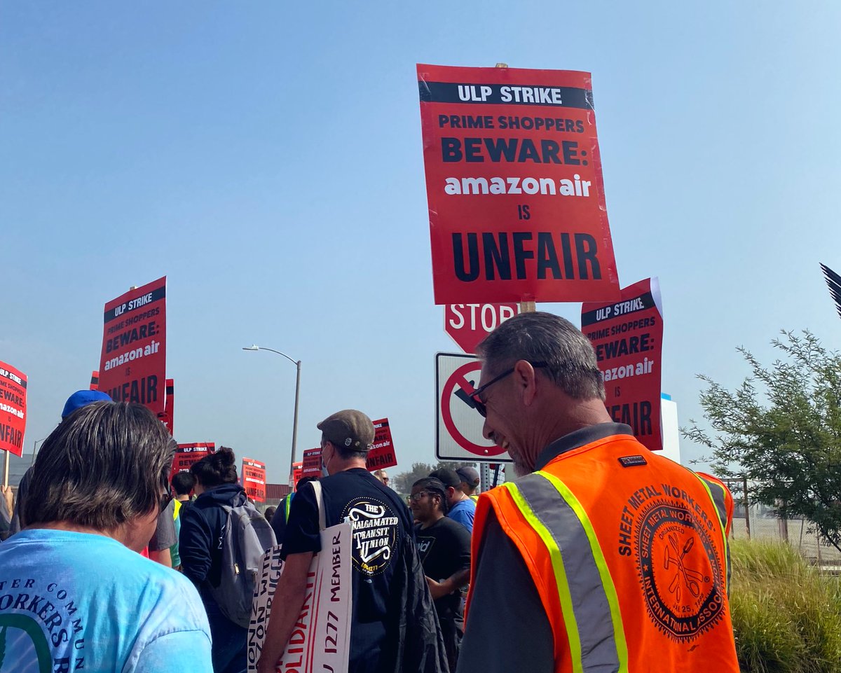 uaw2865UCR's tweet photo. Academic workers from UC Riverside joined Amazon workers and other community members outside the KSBD Amazon Air facility today to show our support for the #AmazonStrike!

All workers deserve living wages and a safe workplace. We’re with you, @ieamazonworkers!

#PayUpAmazon https://t.co/fCDO8NOL6c