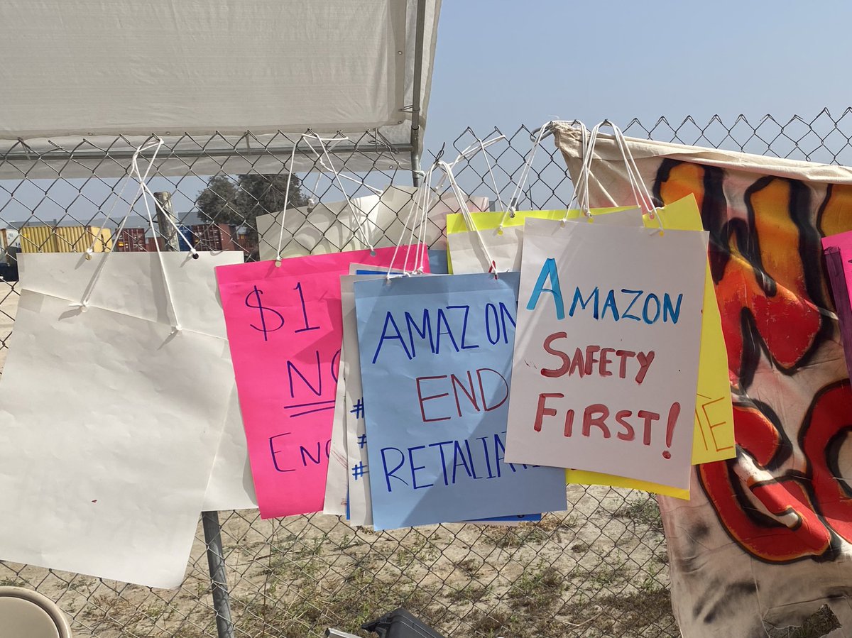 uaw2865UCR's tweet photo. Academic workers from UC Riverside joined Amazon workers and other community members outside the KSBD Amazon Air facility today to show our support for the #AmazonStrike!

All workers deserve living wages and a safe workplace. We’re with you, @ieamazonworkers!

#PayUpAmazon https://t.co/fCDO8NOL6c