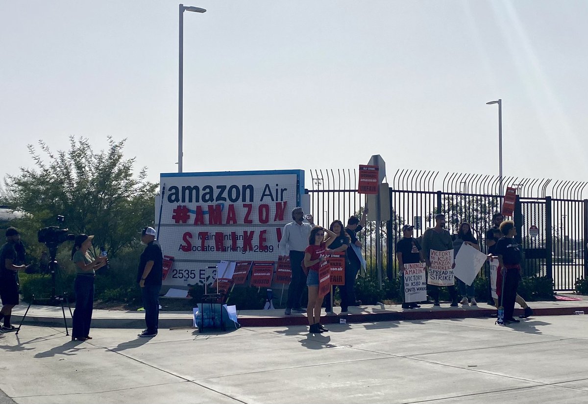 uaw2865UCR's tweet photo. Academic workers from UC Riverside joined Amazon workers and other community members outside the KSBD Amazon Air facility today to show our support for the #AmazonStrike!

All workers deserve living wages and a safe workplace. We’re with you, @ieamazonworkers!

#PayUpAmazon https://t.co/fCDO8NOL6c