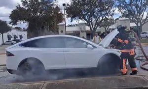 apple_fanatico's tweet photo. @elonmuskIt has been reported that the mixture of electricity and salt water is causing the corrosion of the batteries of flooded vehicles, which leads to a fire.#Tesla #note7 🤣 https://t.co/bJmcyBkmB2