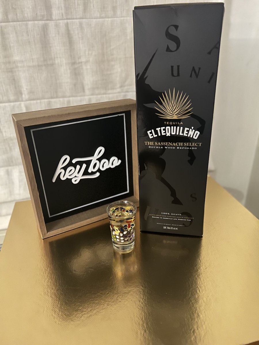 srhoutlander's tweet photo. when 6 friends get to crash at your nyc pad and put major thought into your thank you gifts…💕💕💕 they know me well and I love them for it! @SamHeughan @SassenachSpirit they have definitely been invited back ( hint I’m out of whisky) https://t.co/QN9Pnw6veg