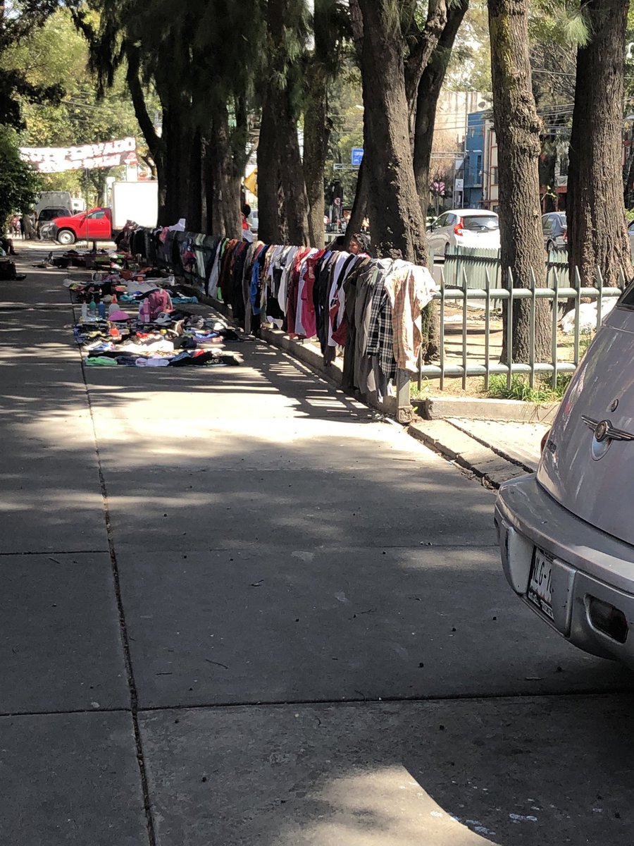 Alex18262's tweet photo. @SandraCuevas_ en este caso que se hace vendedores ambulantes mugrosos viciosos, dejan basura y orinan https://t.co/ghi6YsDlSr