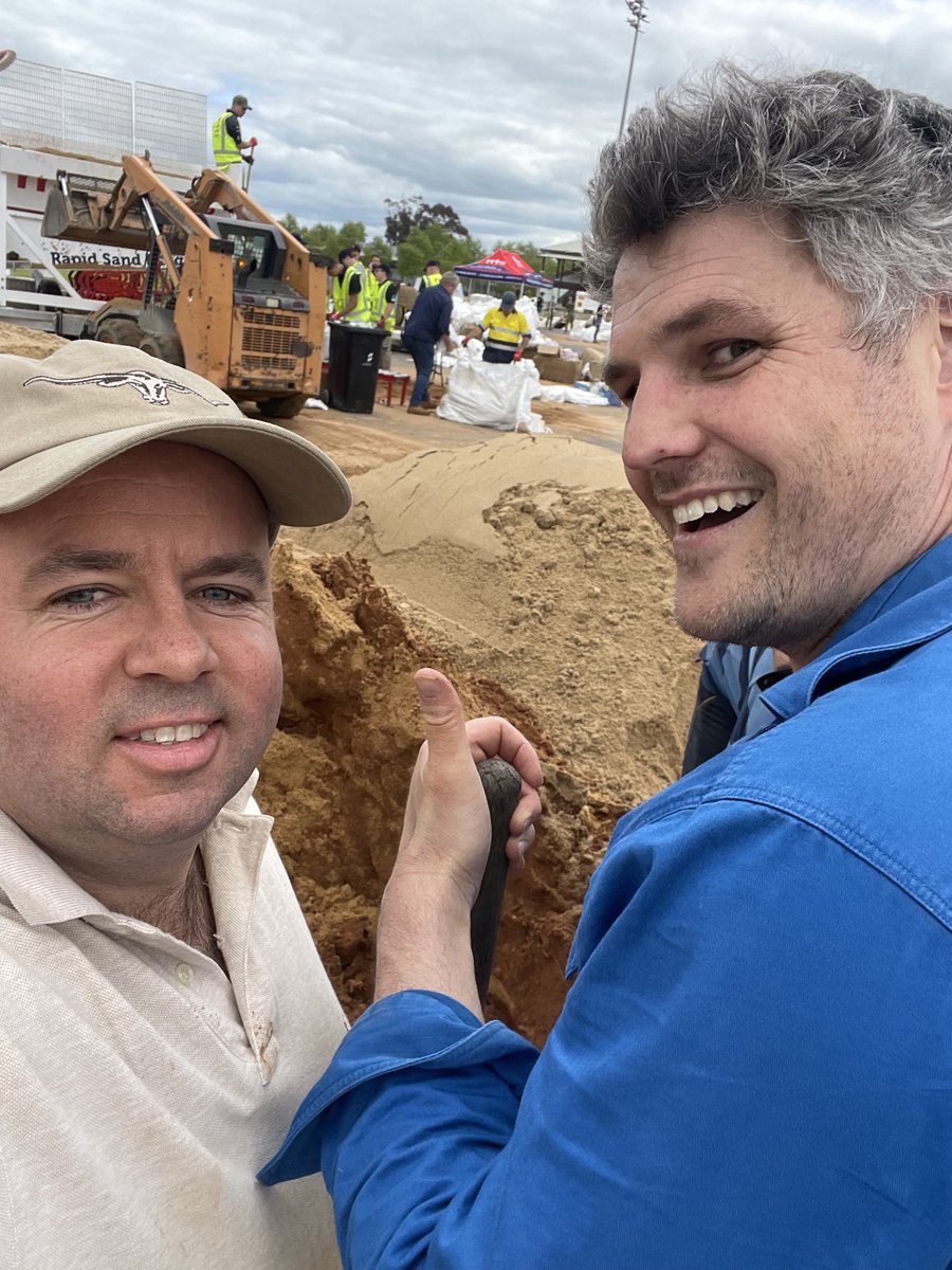 With ⁦<a href="/Warwick_Long/">Warwick Long</a>⁩ filling sandbags at Shepparton - he can shovel as well as he can talk so a lot is getting done…….