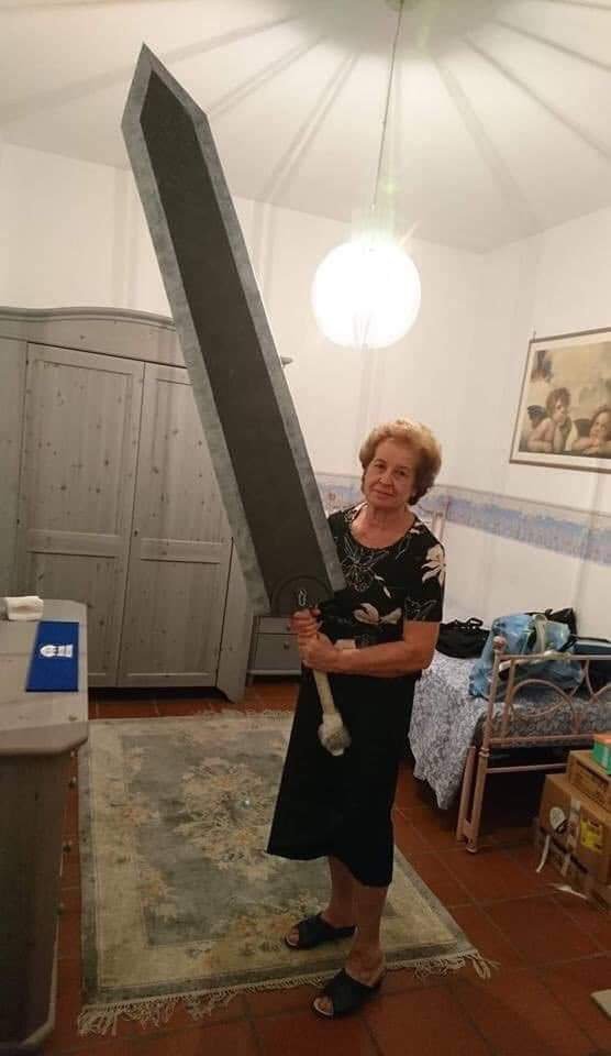 SwagMiester49's tweet photo. shoutout to grandmas who wield the cosplay swords their children have laying around https://t.co/iVOnAUbO2v