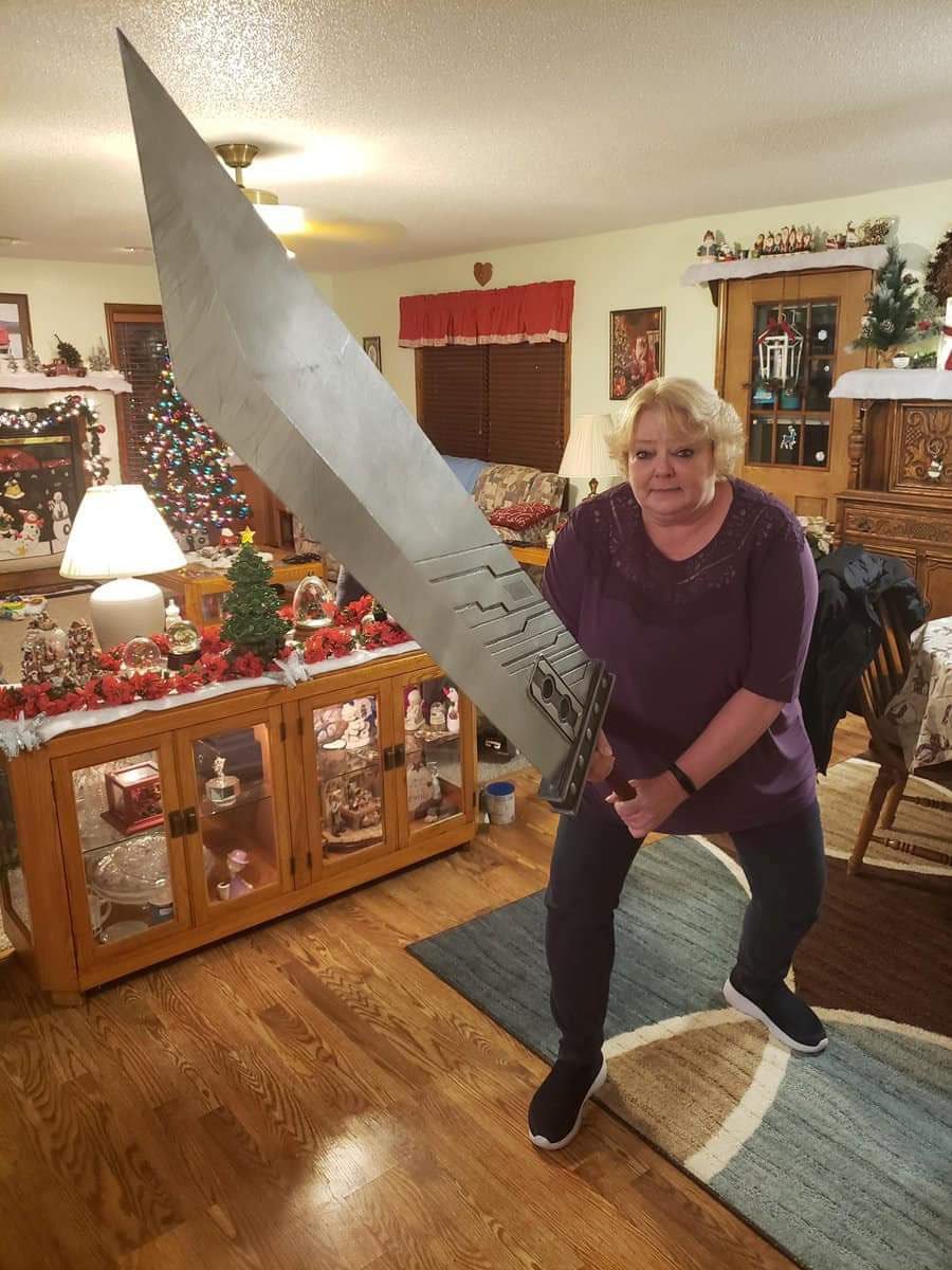 SwagMiester49's tweet photo. shoutout to grandmas who wield the cosplay swords their children have laying around https://t.co/iVOnAUbO2v
