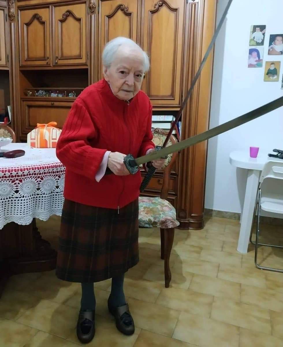SwagMiester49's tweet photo. shoutout to grandmas who wield the cosplay swords their children have laying around https://t.co/iVOnAUbO2v