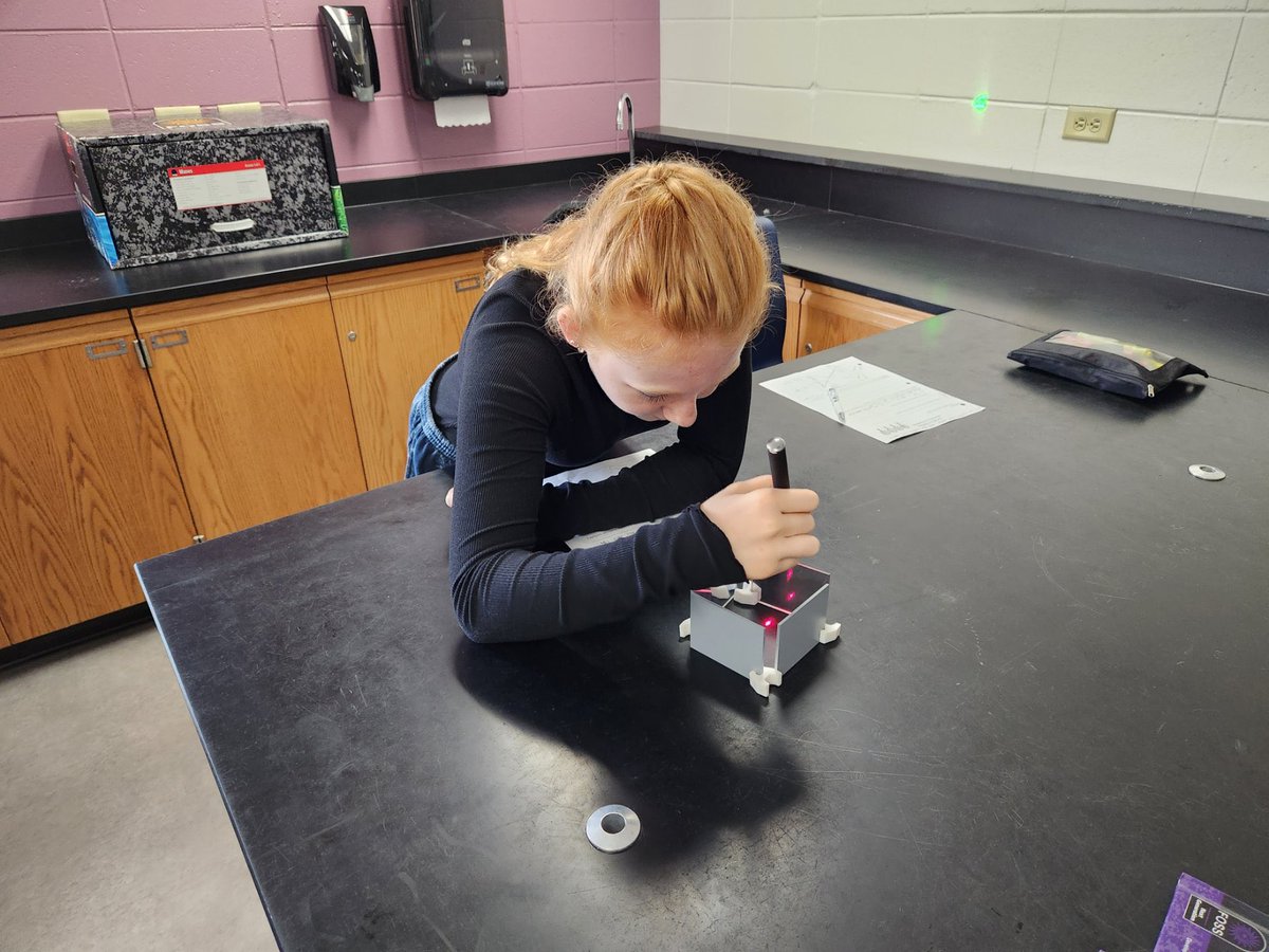 LakeDenoon's tweet photo. Laser reflection lab in Mr. Dooley’s 8th grade Science class. #TimberwolfWay https://t.co/ivaALOmRRn