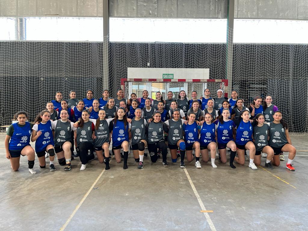 ¡Seguimos trabajando en nuestro futuro! 🇦🇷💪

En el marco del Programa Futuro 2028, se llevó a cabo con éxito en Olavarría una concentración de la Pre-Selección Argentina menor femenina, de donde saldrán las atletas que nos representarán en los Sur-Centro Mendoza 2022.