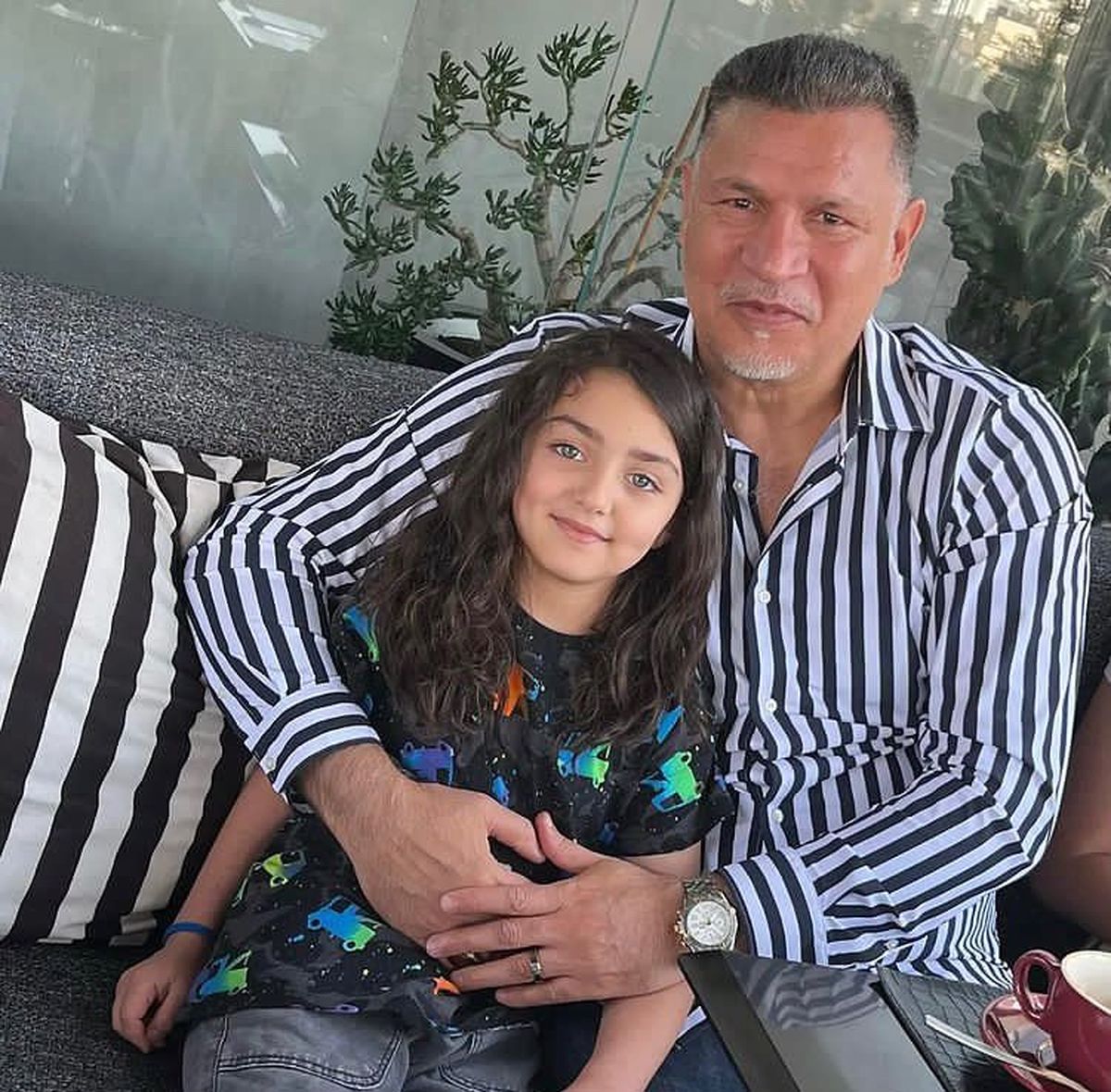 دختربچه رو تو مدرسه با باتوم کشتن، اونم تو اردبیل، کماکان میخوای لال بمونی آقای دایی؟
#مهسا_امینی
#نیکاشاکرمی