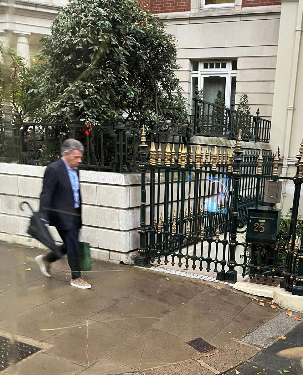 pedraza_salcedo's tweet photo. El que entregó el país, en las calles de Londres. Mírenlo. https://t.co/CuODzbECQL