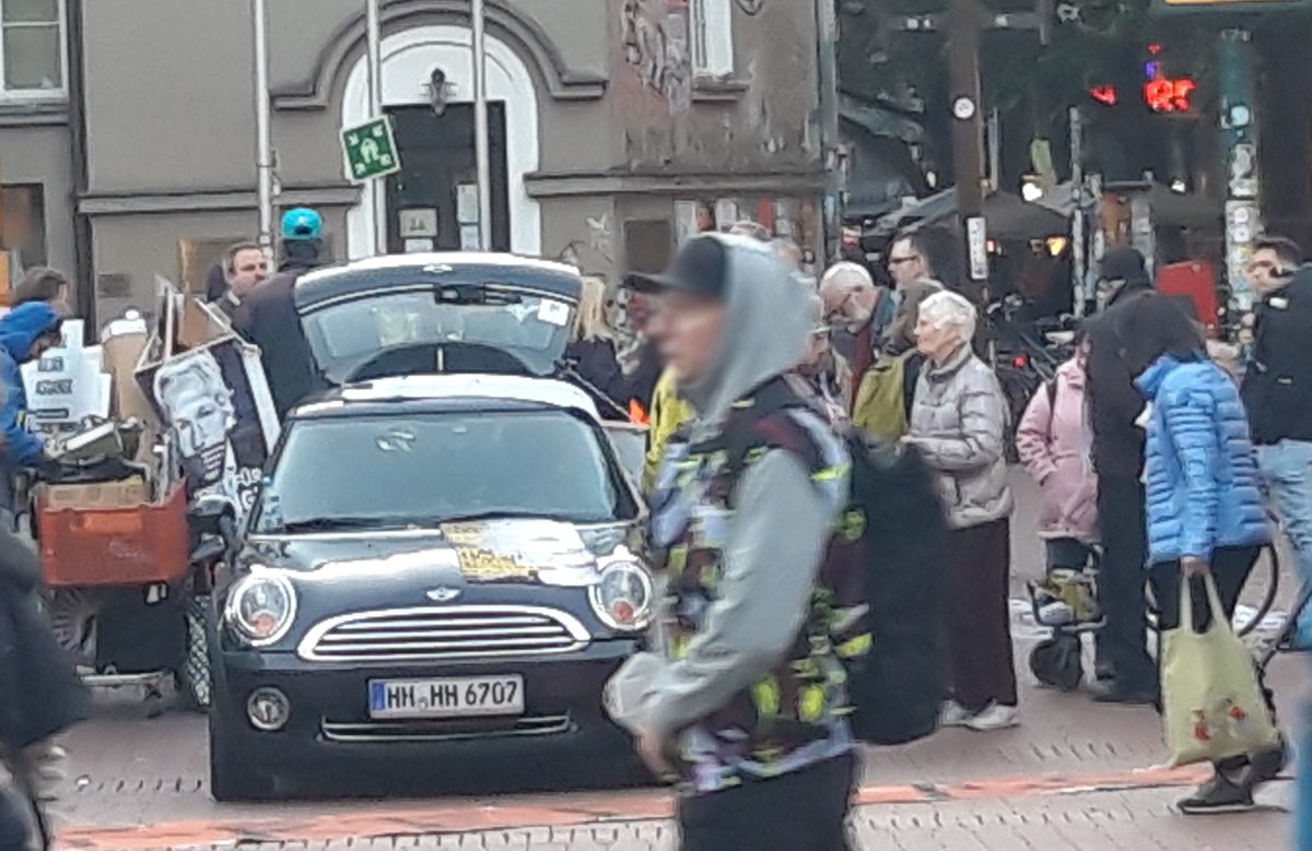 AfaNord's tweet photo. Am 12.10. fand die wöchentliche Mahnwache für Julian Assange in #Altona ab 17 Uhr statt.
Wieder waren Gesichter aus der #Querdenken-Szene #Hamburg anwesend.
Am Sa. 8-20 Uhr ist die Mahnwache mit den verschwörungsideologisch geprägten "NachDenkSeiten" geplant.
#QuerdenkenStoppen https://t.co/VYBVqrYGZ9