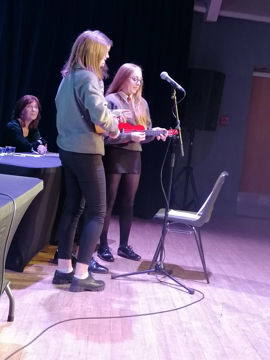 Elain, Elin, Delun a Mrs Hatcher wedi mwynhau yn Ymryson <a href="/trydarbarddas/">Barddas</a> heno. Diolch i'r merched am rannu eu gweithiau barddonol gyda'r gynulleidfa. <a href="/YsgolHR/">宁宁</a> @EndafGriffiths2 <a href="/tudurdylanjones/">Tudur Dylan Jones 🏴󠁧󠁢󠁷󠁬󠁳󠁿</a> <a href="/twmtrefan/">Twm Morys</a> <a href="/GruffuddAntur/">Gruffudd Antur</a> <a href="/LlionJ/">Llion Jones</a> <a href="/HywelGriffiths/">Hywel Griffiths</a> <a href="/eurig/">Eurig Salisbury OMB</a> <a href="/GwenalltLlwyd/">Gwenallt Llwyd Ifan</a> <a href="/NeiKaradog/">Aneirin Karadog 🏴󠁧󠁢󠁷󠁬󠁳󠁿🇺🇦</a>