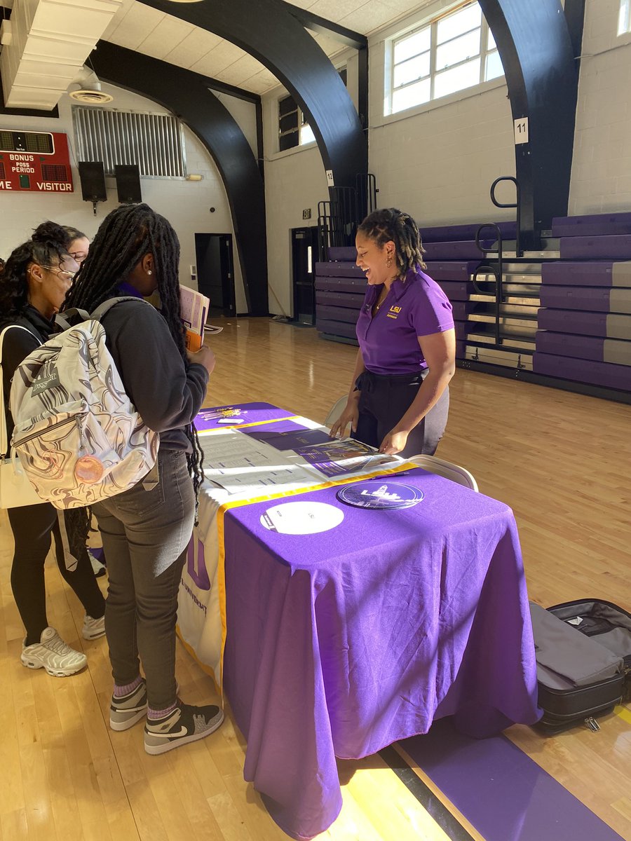MilliesHistory's tweet photo. Loved seeing this MSA Alumnus at our College Fair today! She is the perfect spokesperson for higher-ed and excellence! #BecauseWeAreWEST #InspireTomorrow https://t.co/lRt8ZOgYy6