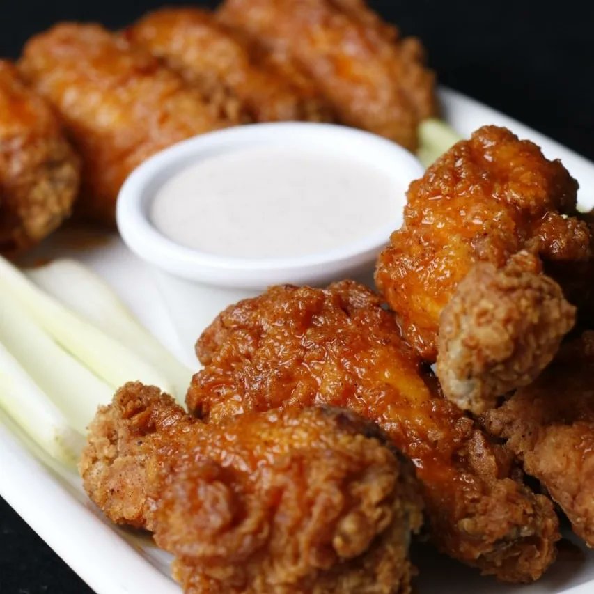 ChefPepperRD's tweet photo. Viernes para alitas 😏 Activa el coro con unas Sesame Honey BBQ y Buffalo Wings 🔥😎

Salón, Delivery y takeout hasta las 11:00pm  🍽
Ordena por Chef hef Pepper App o en línea en https://t.co/sVzk7vs8QU 📲

#TheChangeIsHappening #ChefPepper #RealFood https://t.co/D3v8E40pCv