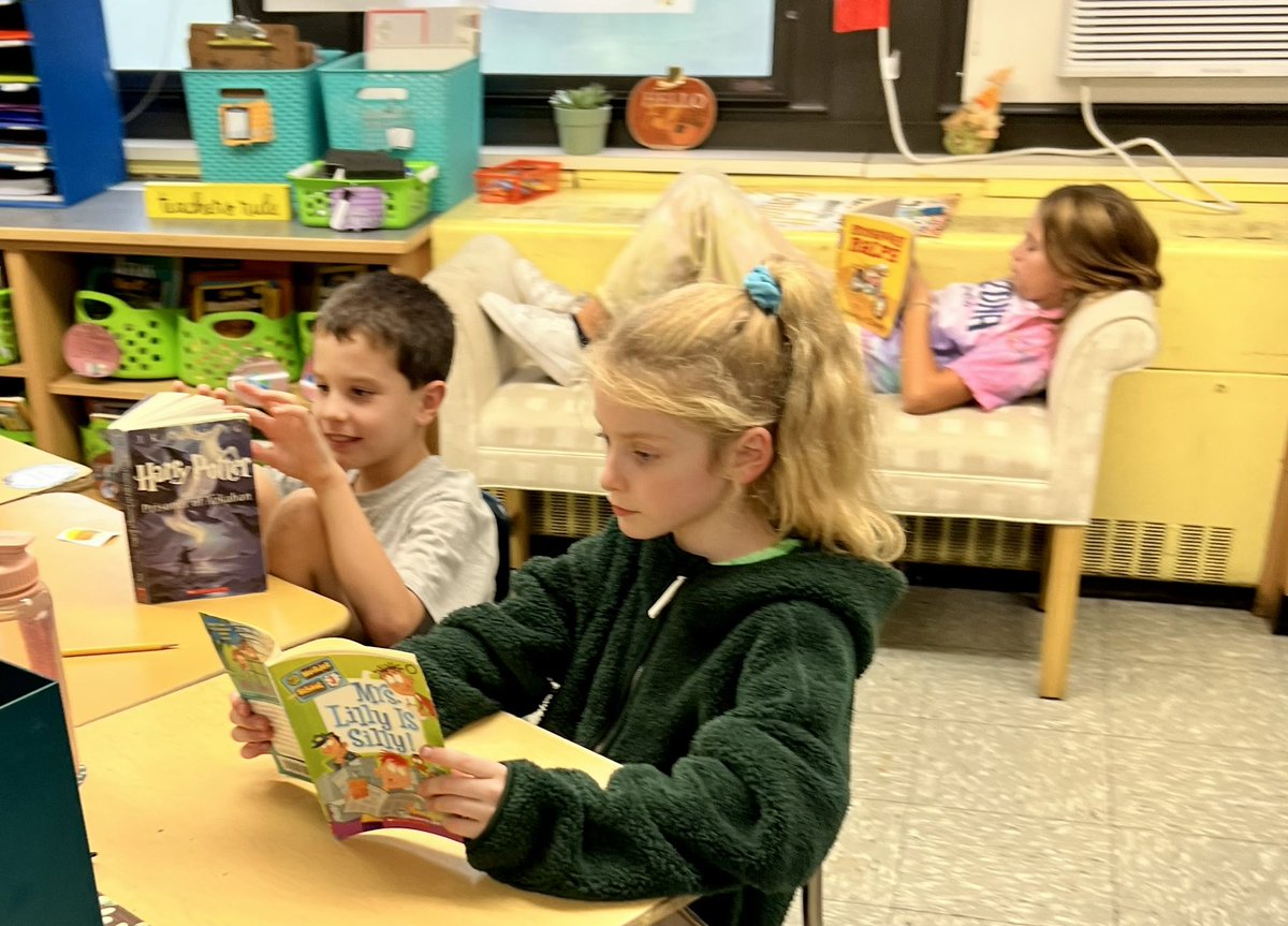 DianeProvvido's tweet photo. Students are dropping everything to read in @_MrsLeone class! โ๏ธ๐๐#OSDGoRead #BookLove #GrowingReaders @Mastrande_Oside @OSchool5 @OSchoolsPR https://t.co/yBtDEyrvXB