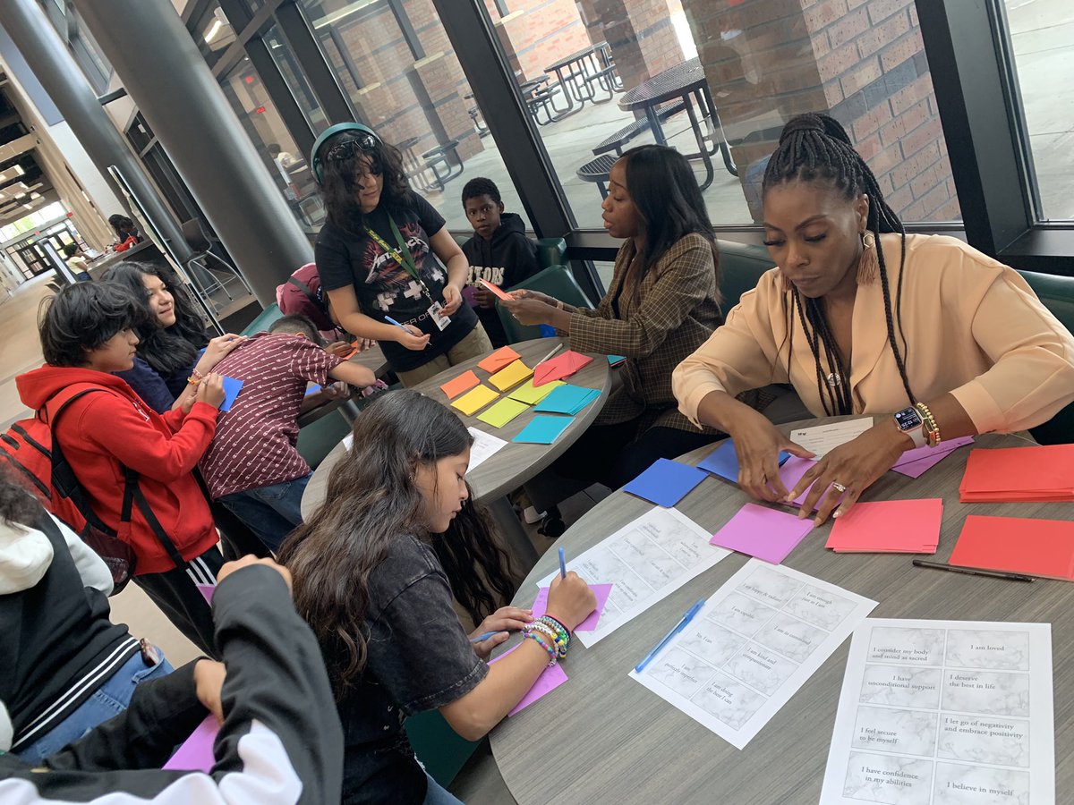 ARMS_Counselors's tweet photo. Gators took a few minutes this week to write notes of positive affirmations to send to another student or staff member. What a way to show kindness, inclusion, and spread positivity! @HumbleISD_ARMS #thegatorway #leavealegacy #bullyingpreventionmonth #randomactsofkindness https://t.co/DpSpunTXe2