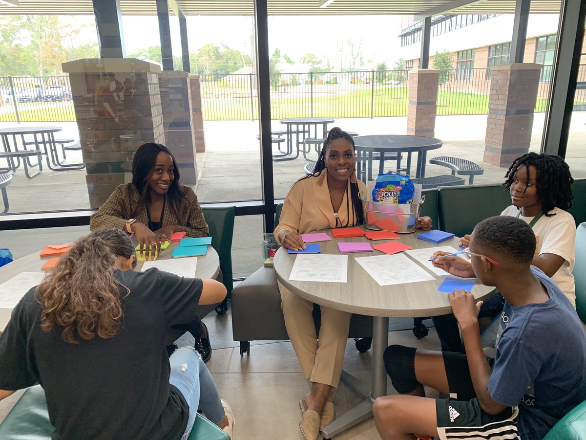 ARMS_Counselors's tweet photo. Gators took a few minutes this week to write notes of positive affirmations to send to another student or staff member. What a way to show kindness, inclusion, and spread positivity! @HumbleISD_ARMS #thegatorway #leavealegacy #bullyingpreventionmonth #randomactsofkindness https://t.co/DpSpunTXe2