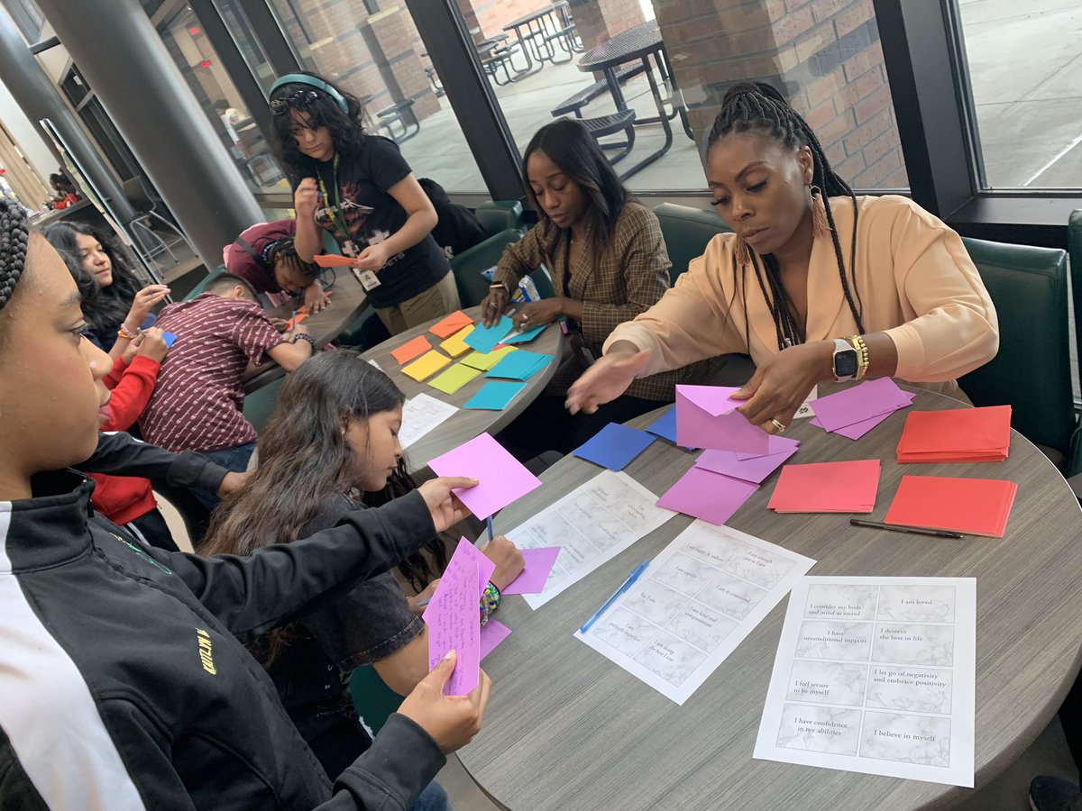 ARMS_Counselors's tweet photo. Gators took a few minutes this week to write notes of positive affirmations to send to another student or staff member. What a way to show kindness, inclusion, and spread positivity! @HumbleISD_ARMS #thegatorway #leavealegacy #bullyingpreventionmonth #randomactsofkindness https://t.co/DpSpunTXe2