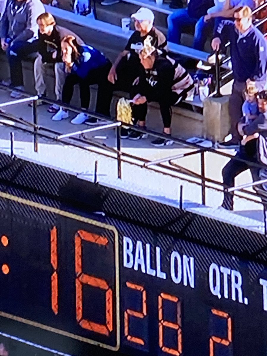 As an OL Coach, you know you got the right guys when their mom’s sit in the front row of the end zone for the best OL view! #MommaHansen 😉👌#AnchorDown ⚓️⭐️🦾 #HighLevelGREASE 💯🔥