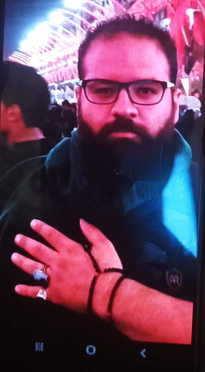 نباید ناگفته بماند که ایشون سید عبدالرضا سادات رضوی بسیجی مشتاق نظام و از عاشقان امام سوم شیعیان است(عکس تأیید می کند) که در تهران خیابان شادمان و تقاطع کوروش شراکتی یک قهوه خانه دارد. نکته مهم در فیلم توییت پایین است . 
این شناسایی تأیید شده است✅️
#مهسا_امینی #OpIran