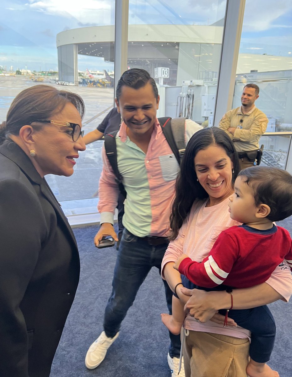 GobXiomaraHN's tweet photo. La presidenta de la República @XiomaraCastroZ y el secretario privado @HectorZelaya, saludaron a compatriotas y hermanos latinoamericanos en su vuelo en la ciudad de Miami, Estados Unidos, rumbo a Italia; en la gira oficial. https://t.co/miQu7fneOd