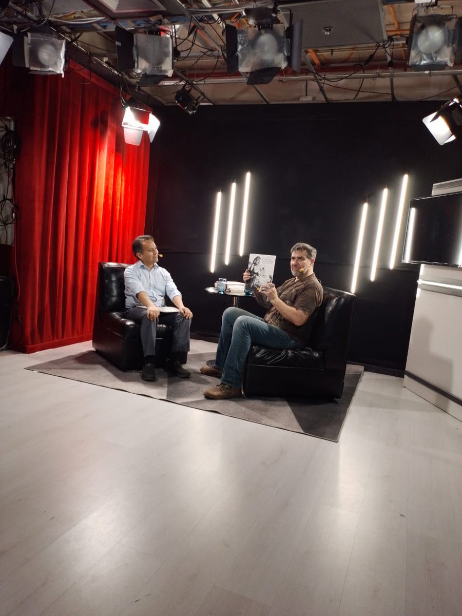 ElguetaU's tweet photo. Entrevista para el programa "Lo personal es político", conducido por el gran @JaimeColomaT .Hablamos de cómic, arte, política, Los Años de Allende, Nosotros Los Selk'nam y El Sueño de Quetzalcoatl, en el canal @TevexOficial https://t.co/haAbmbrSsp https://t.co/O1jWoT99lj