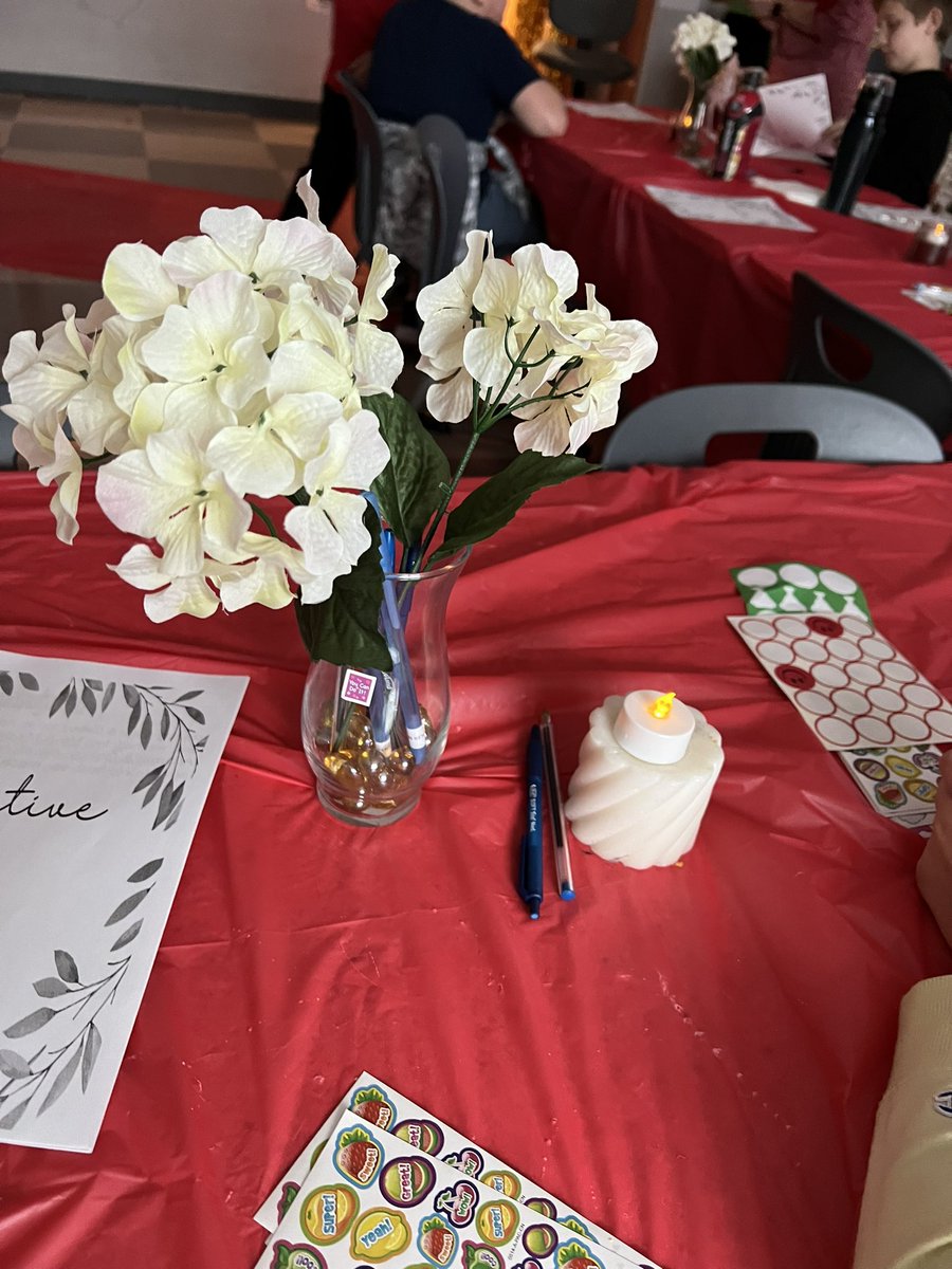 elgin_school's tweet photo. Our 5th graders had a writing celebration yesterday in Mrs.Steven’s class. They loved it! #EEScomets https://t.co/0UwEWEugPP