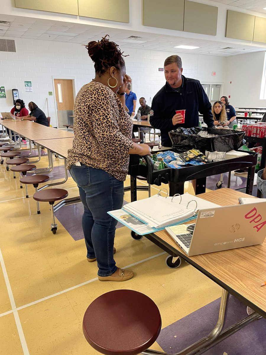 DawnAndersonHCS's tweet photo. Servant Leadership at it’s BEST during our Mindset Training today! @HenryCountyBOE @TES_hcs @AshaLomax08 @Lakanijones https://t.co/fu5yBOzBpL