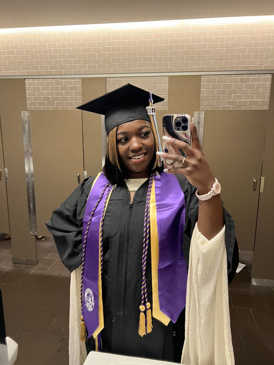 Rozay100x's tweet photo. Proud #GCU2022 graduate https://t.co/xO5J33PwZP