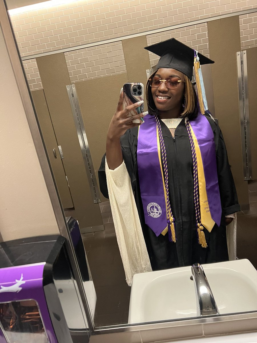 Rozay100x's tweet photo. Proud #GCU2022 graduate https://t.co/xO5J33PwZP