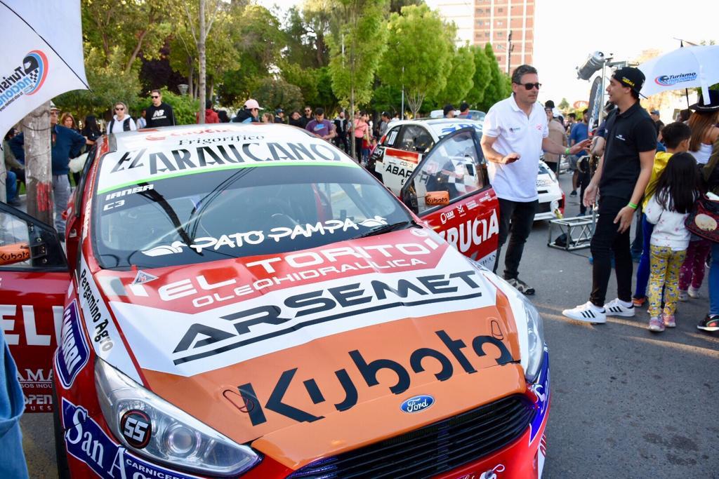 El centro de Trelew brilló esta tarde con los autos del TN.
Una multitud de vecinos se fotografiaron con los vehículos y los pilotos que este fin de semana corren en el autódromo Mar y Valle.
Una fiesta deportiva que posa los ojos del país en nuestra ciudad.

#TenésTrelew