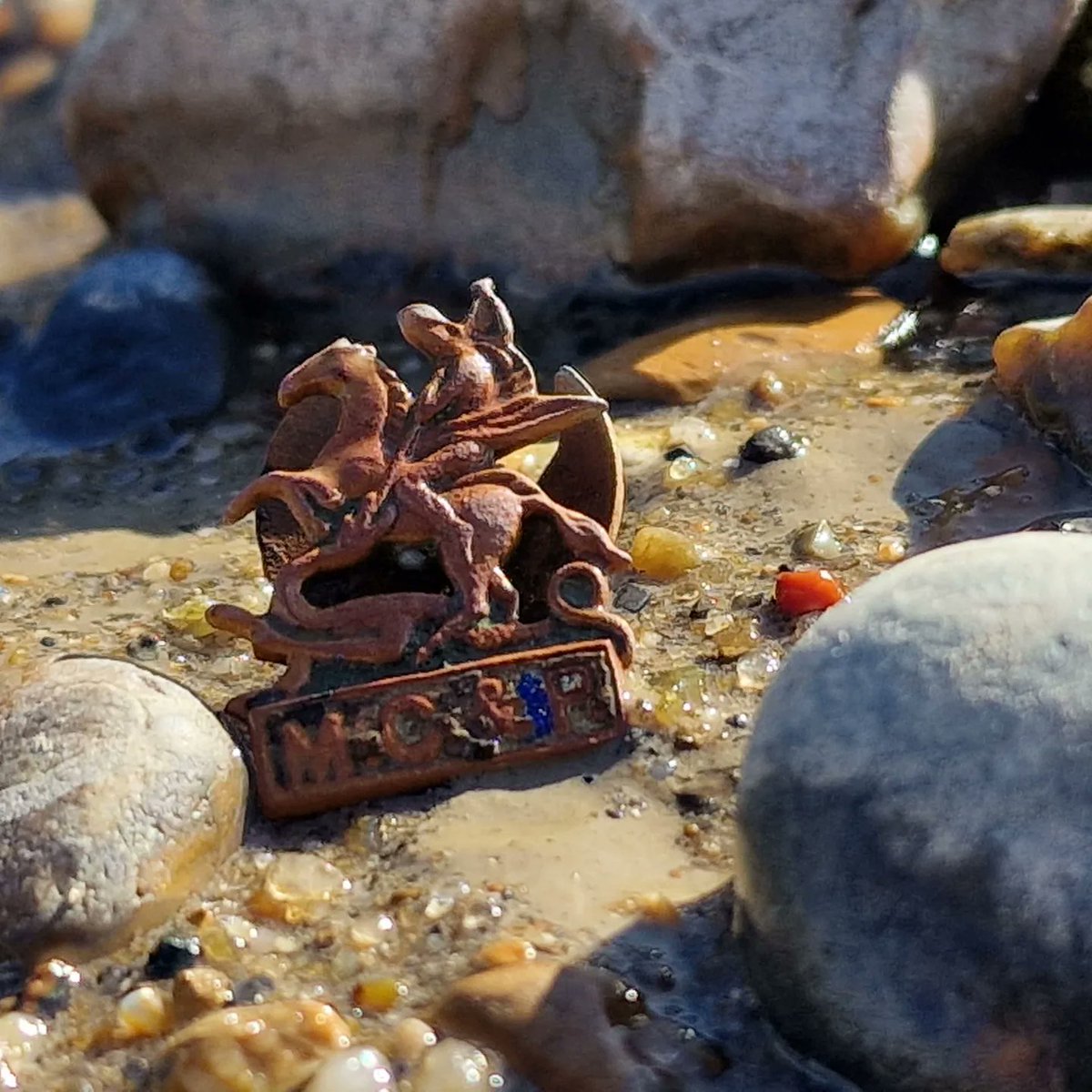 ManiekGolden's tweet photo. Mudlarking finds #wykrywacz #history #museum #thames #mudlark #mudlarking #YouTube #goldenmaniek #goldring #passion #hobby #wykrywacz #metaldetecting #hammeretcoin #ameizing #Odyn #goldring #weding #instagrampolska #celticgold #extremely #silver #watch https://t.co/uHmmLS3Ut4