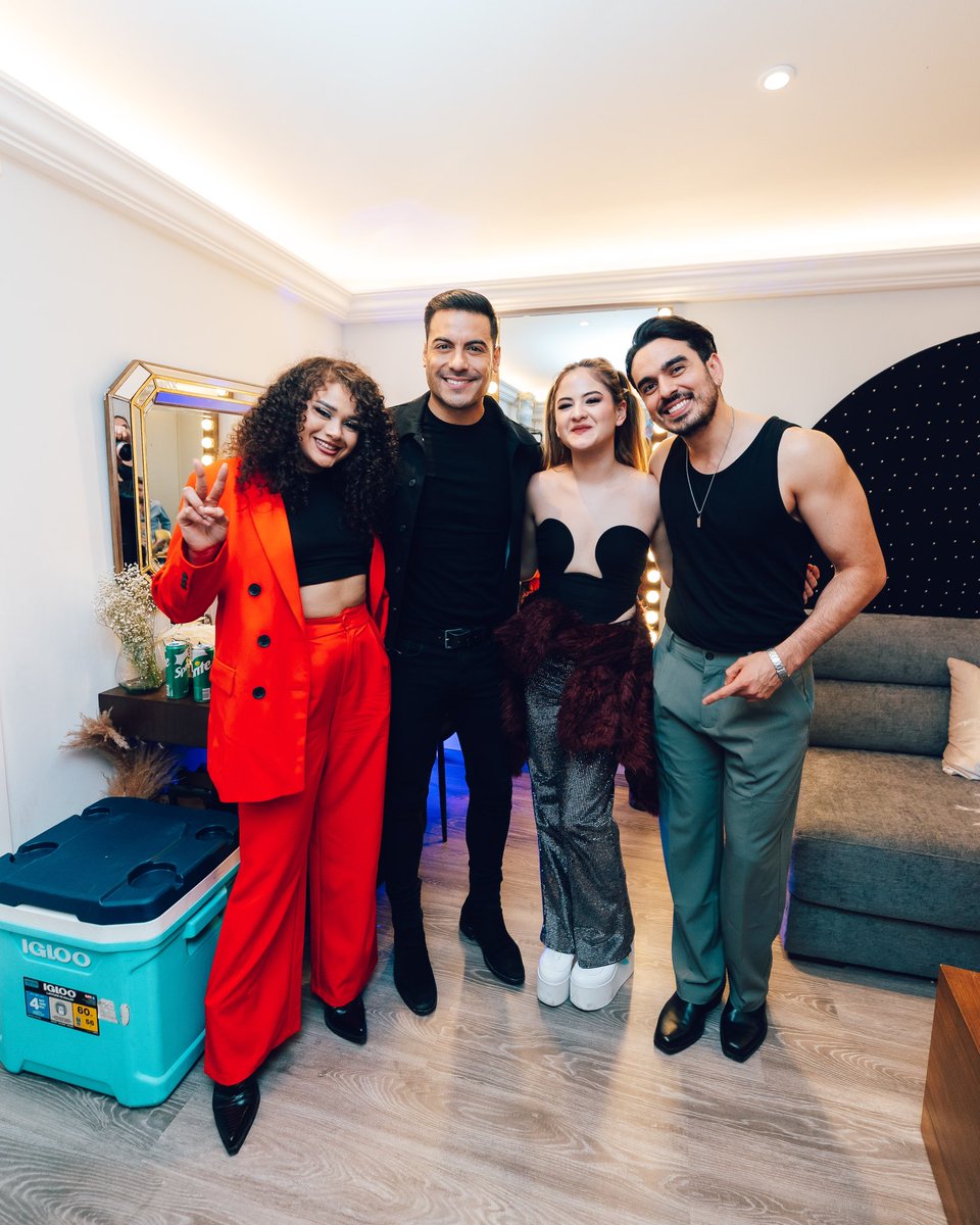CesiaSaenzOfic's tweet photo. Ayer conocimos a @_CarlosRivera 💜 que persona tan linda! https://t.co/9yLfeTU5gA